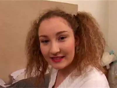 Kleine Teen Möse nimmt großen Schwanz wie ein echter Profi